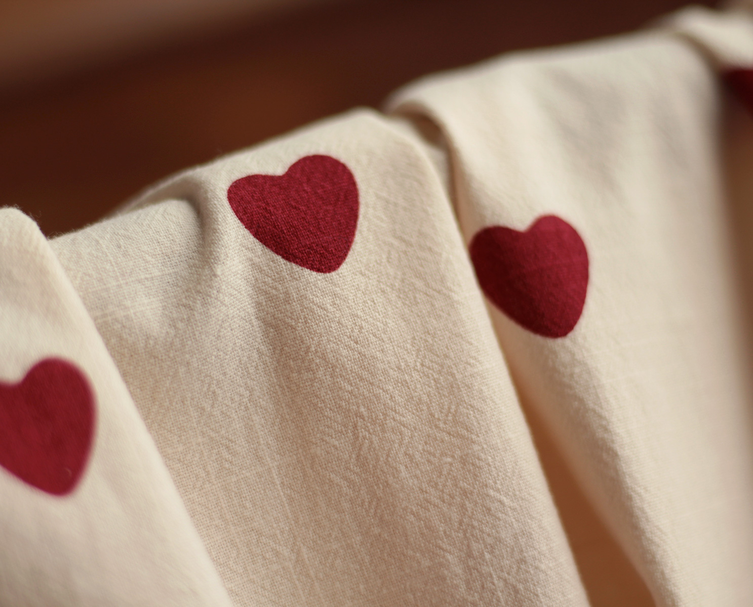 Manou - Coton lavé bio coloris vanille motif coeurs rouges Batikou - 2