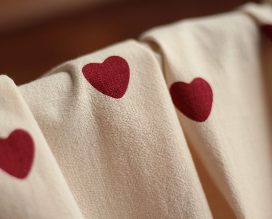 Manou - Coton lavé bio coloris vanille motif coeurs rouges Batikou - 2