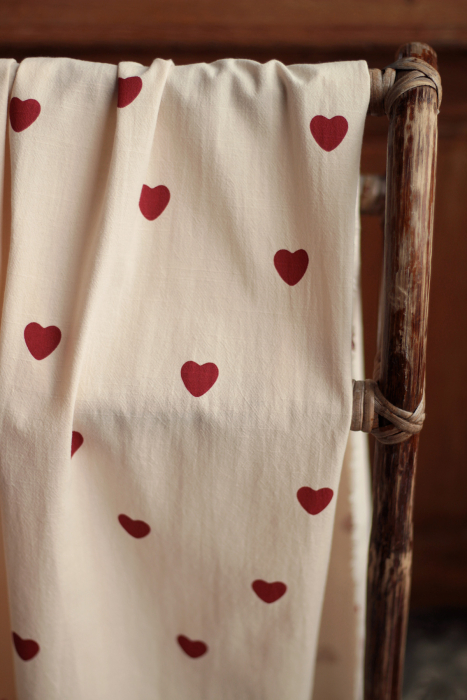 Manou - Coton lavé bio coloris vanille motif coeurs rouges Batikou - 3