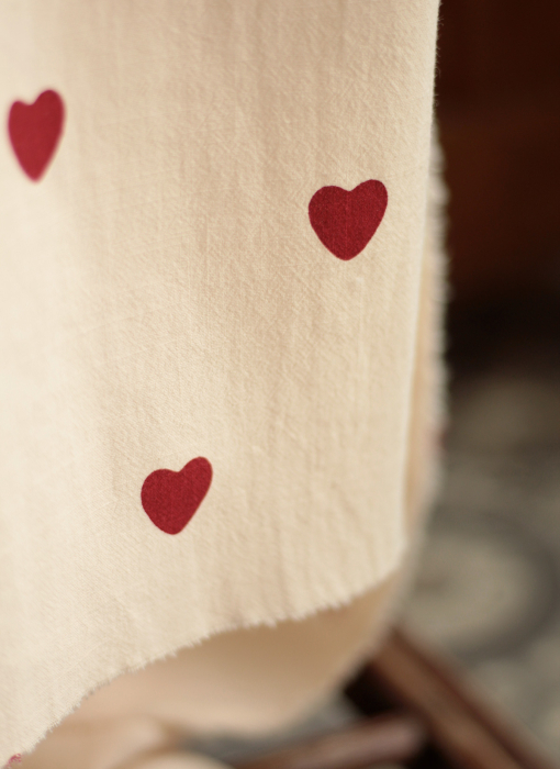 Manou - Coton lavé bio coloris vanille motif coeurs rouges Batikou - 4