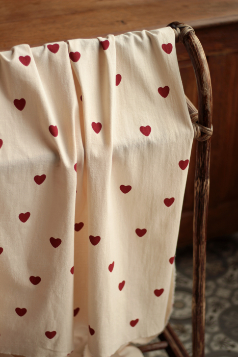 Manou - Coton lavé bio coloris vanille motif coeurs rouges Batikou - 6