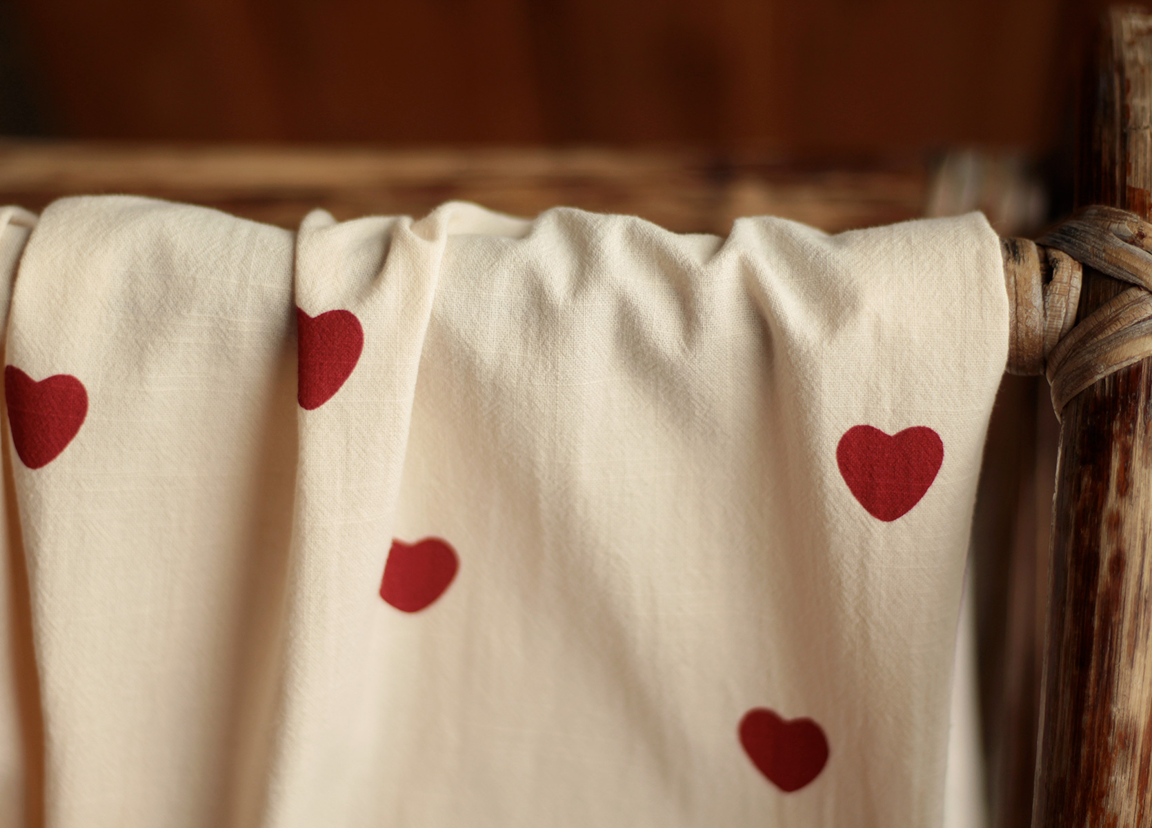 Manou - Coton lavé bio coloris vanille motif coeurs rouges Batikou - 7