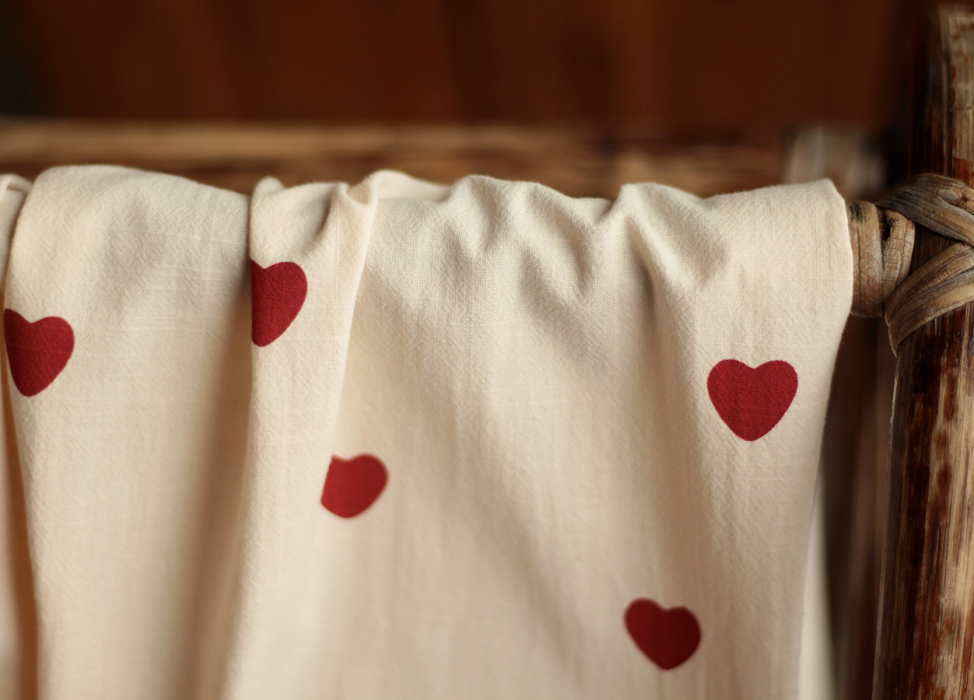 Manou - Coton lavé bio coloris vanille motif coeurs rouges Batikou - 7