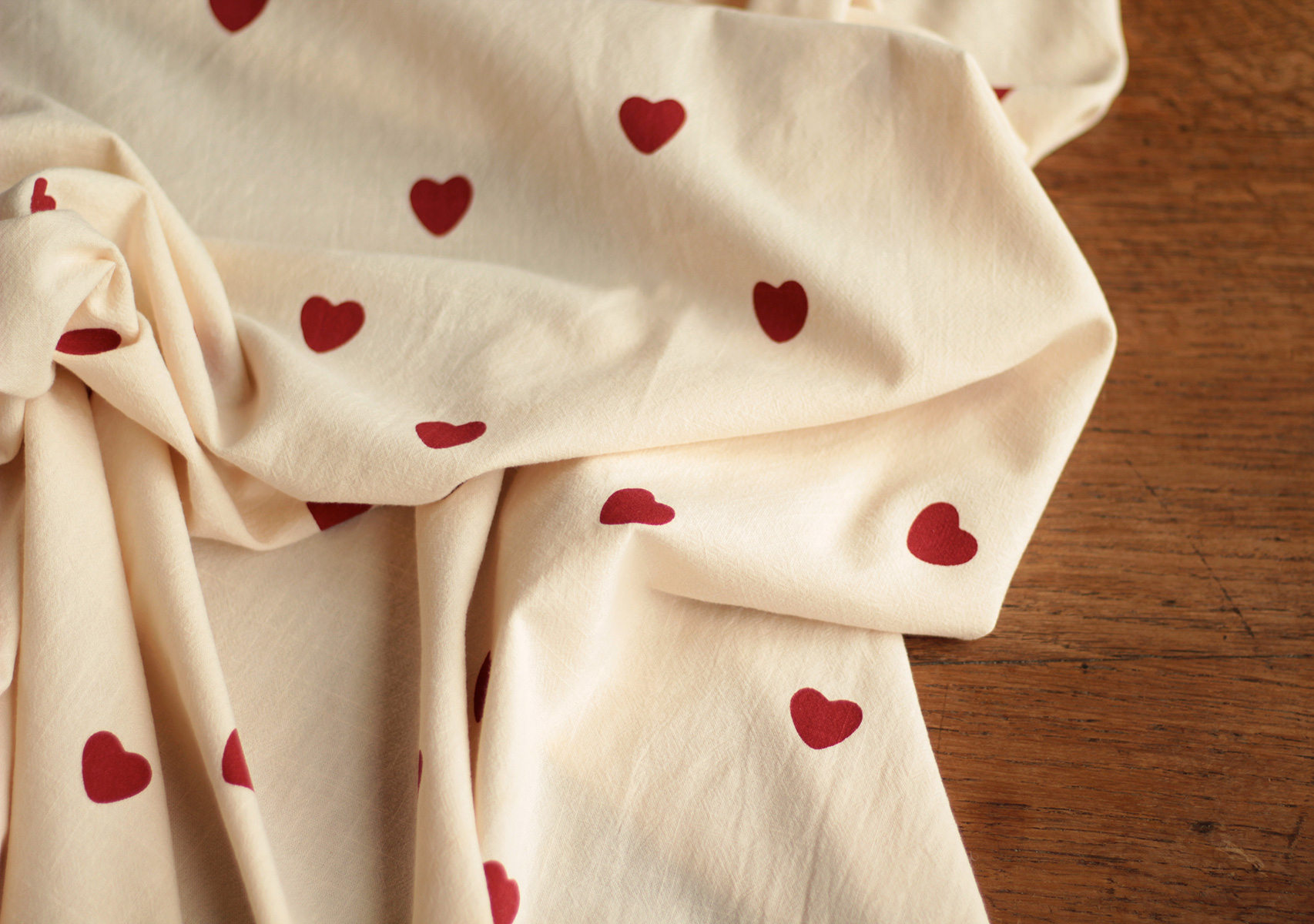 Manou - Coton lavé bio coloris vanille motif coeurs rouges Batikou - 10