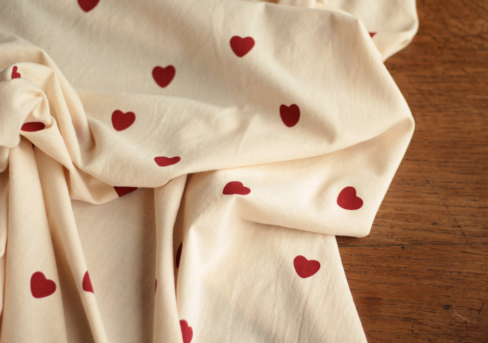 Manou - Coton lavé bio coloris vanille motif coeurs rouges Batikou - 10