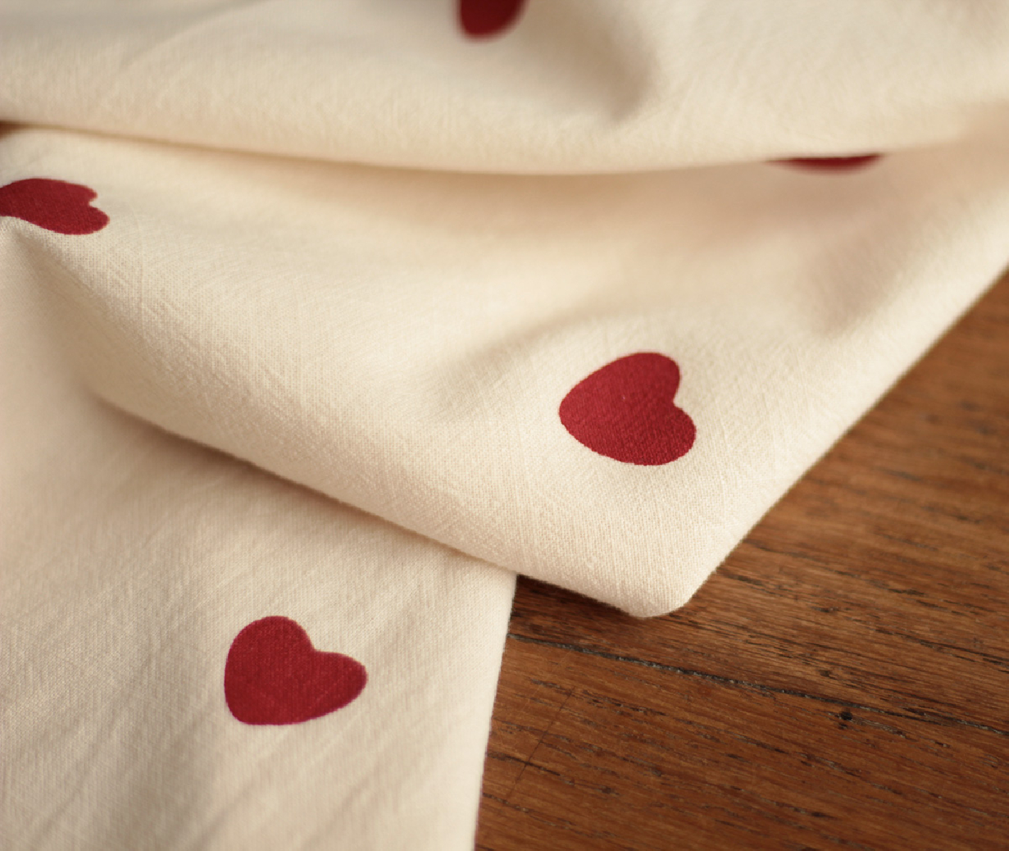 Manou - Coton lavé bio coloris vanille motif coeurs rouges Batikou - 11