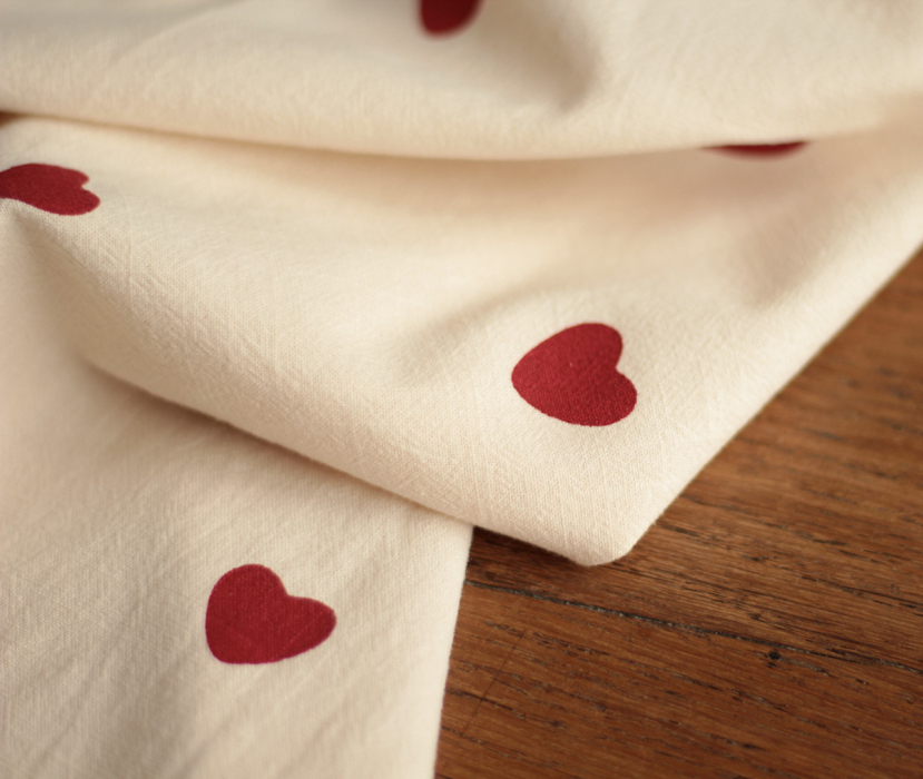 Manou - Coton lavé bio coloris vanille motif coeurs rouges Batikou - 11