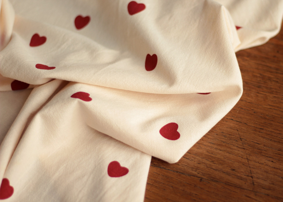 Manou - Coton lavé bio coloris vanille motif coeurs rouges Batikou - 12