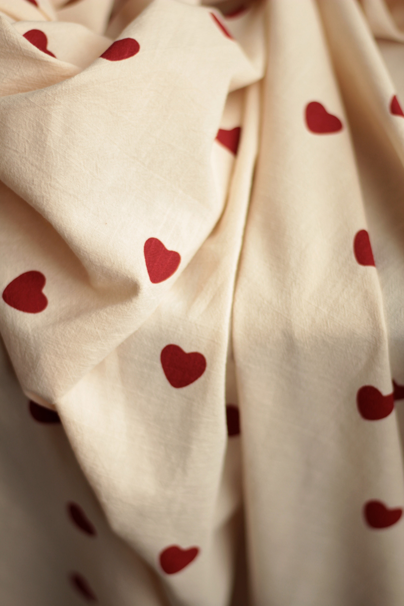 Manou - Coton lavé bio coloris vanille motif coeurs rouges Batikou - 13