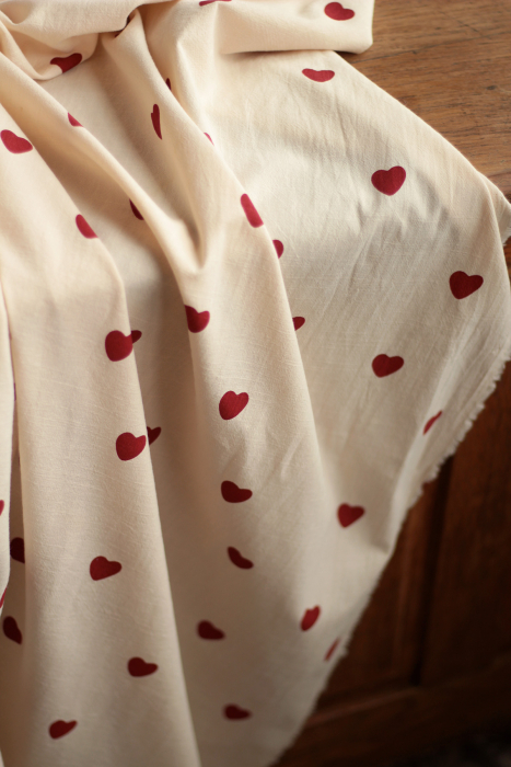 Manou - Coton lavé bio coloris vanille motif coeurs rouges Batikou - 14