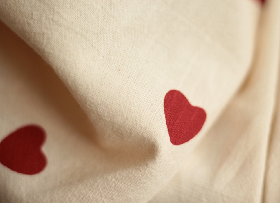 Manou - Coton lavé bio coloris vanille motif coeurs rouges Batikou - 15