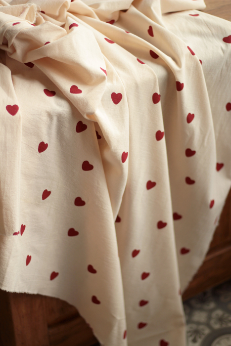 Manou - Coton lavé bio coloris vanille motif coeurs rouges Batikou - 16