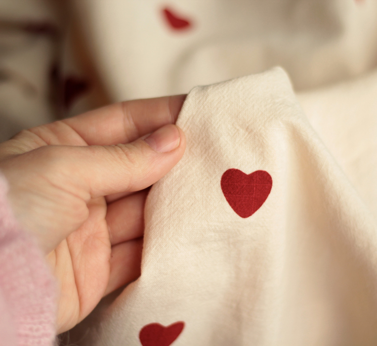 Manou - Coton lavé bio coloris vanille motif coeurs rouges Batikou - 17