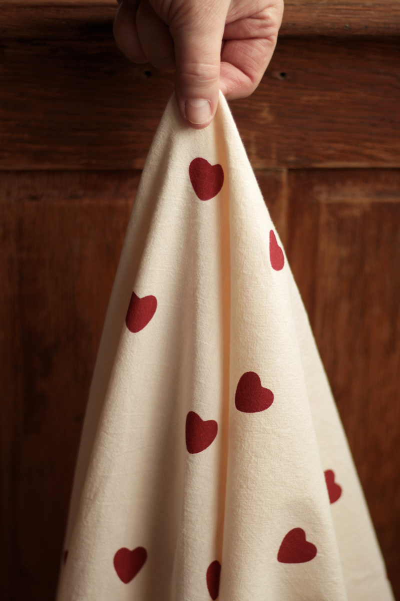 Manou - Coton lavé bio coloris vanille motif coeurs rouges Batikou - 18