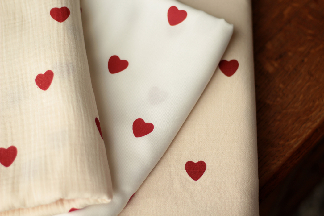 Manou - Coton lavé bio coloris vanille motif coeurs rouges Batikou - 20