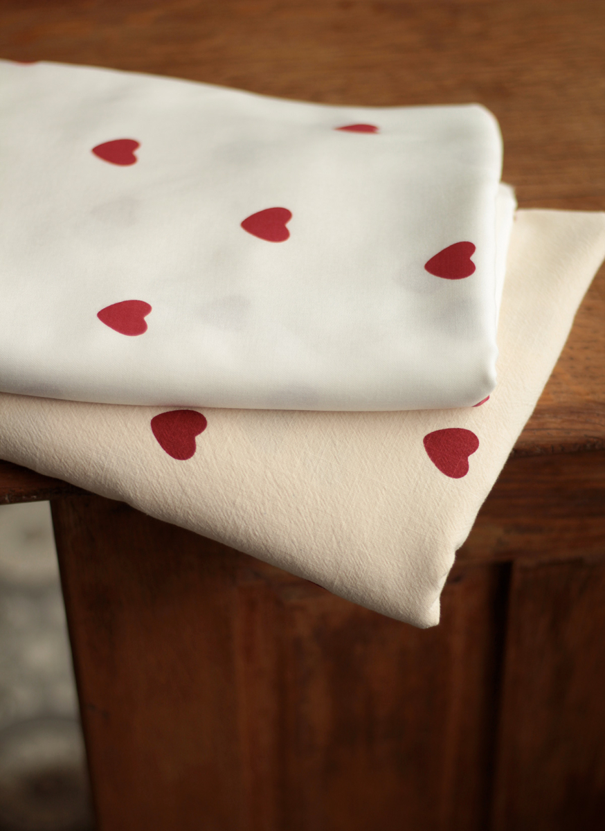 Manou - Coton lavé bio coloris vanille motif coeurs rouges Batikou - 22