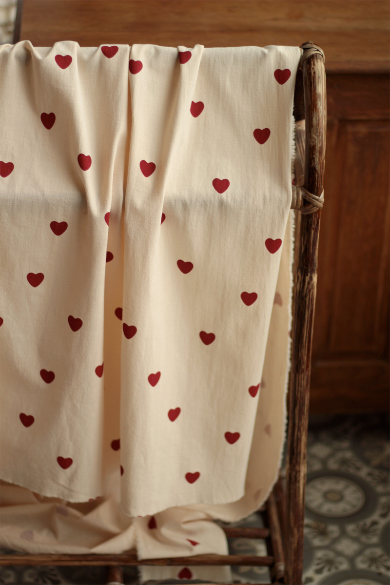 Manou - Coton lavé bio coloris vanille motif coeurs rouges Batikou - 23