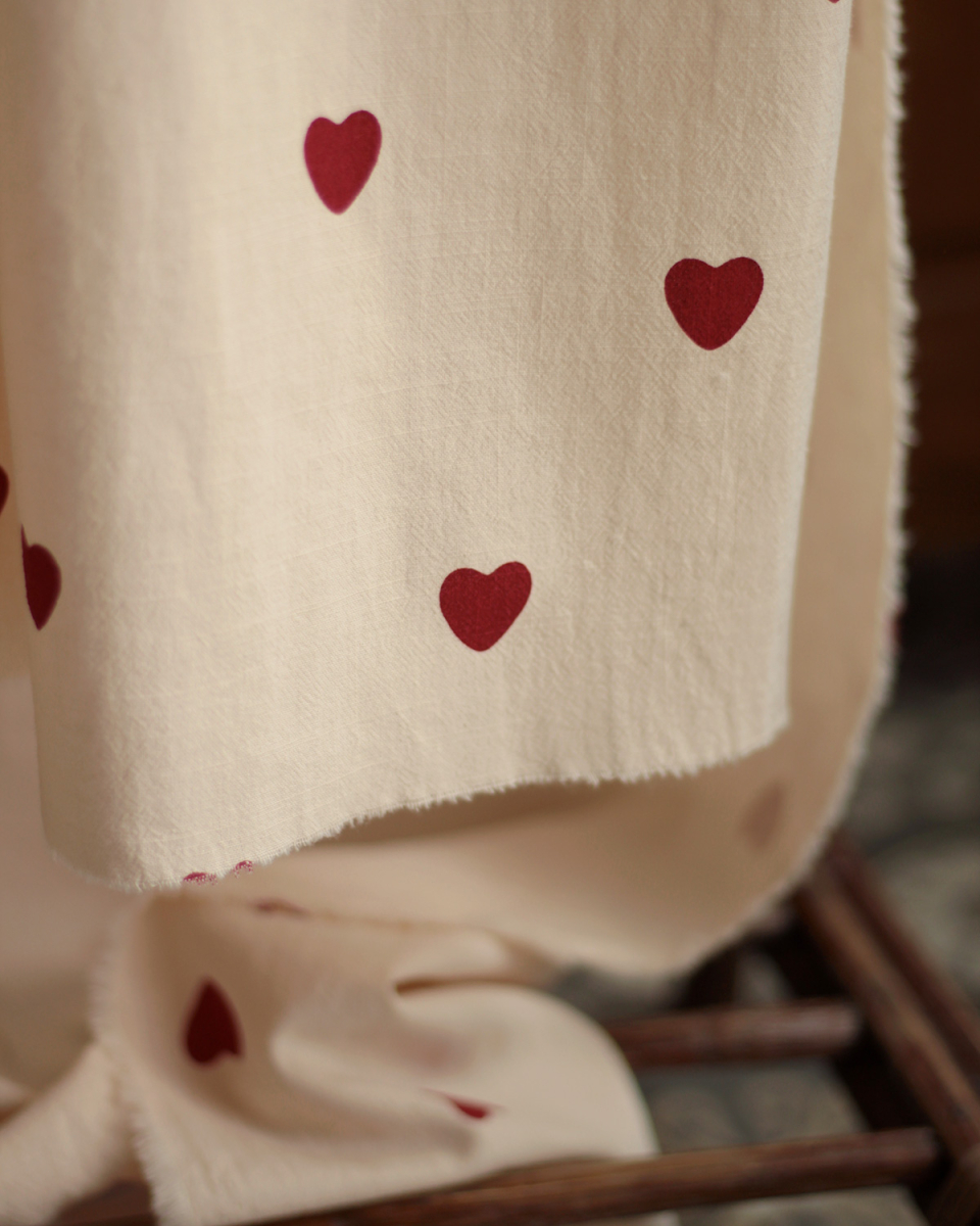 Manou - Coton lavé bio coloris vanille motif coeurs rouges Batikou - 24