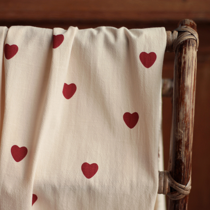 Manou - Coton lavé bio coloris vanille motif coeurs rouges Batikou - 25