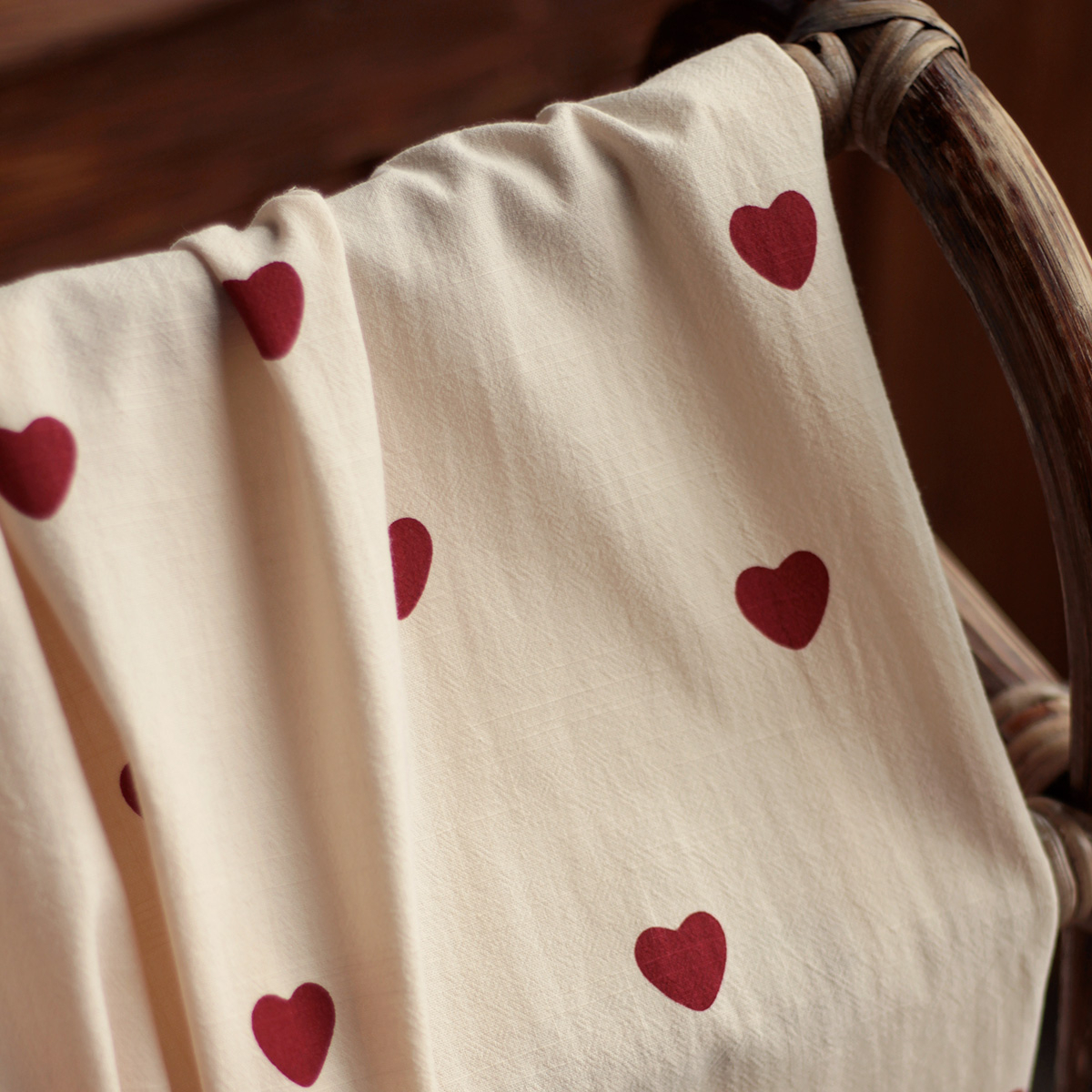 Manou - Coton lavé bio coloris vanille motif coeurs rouges Batikou - 1