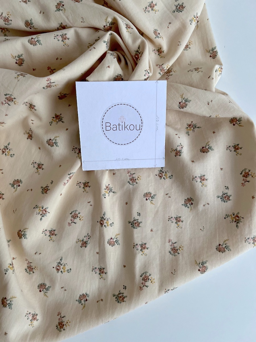 Rosie - Tissu sergé de coton imprimé vintage fleuri fond crème Batikou - 4