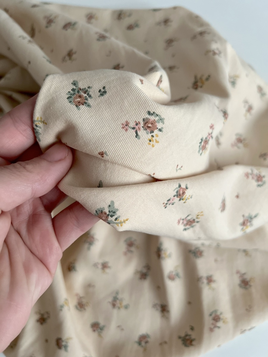 Rosie - Tissu sergé de coton imprimé vintage fleuri fond crème Batikou - 5