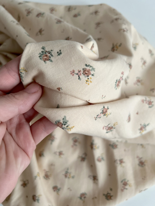 Rosie - Tissu sergé de coton imprimé vintage fleuri fond crème Batikou - 5