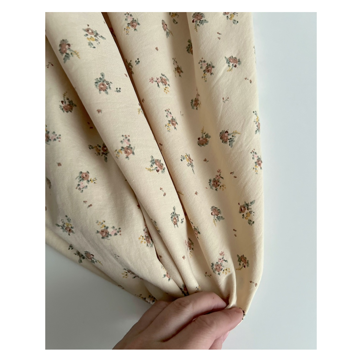 Rosie - Tissu sergé de coton imprimé vintage fleuri fond crème Batikou - 6