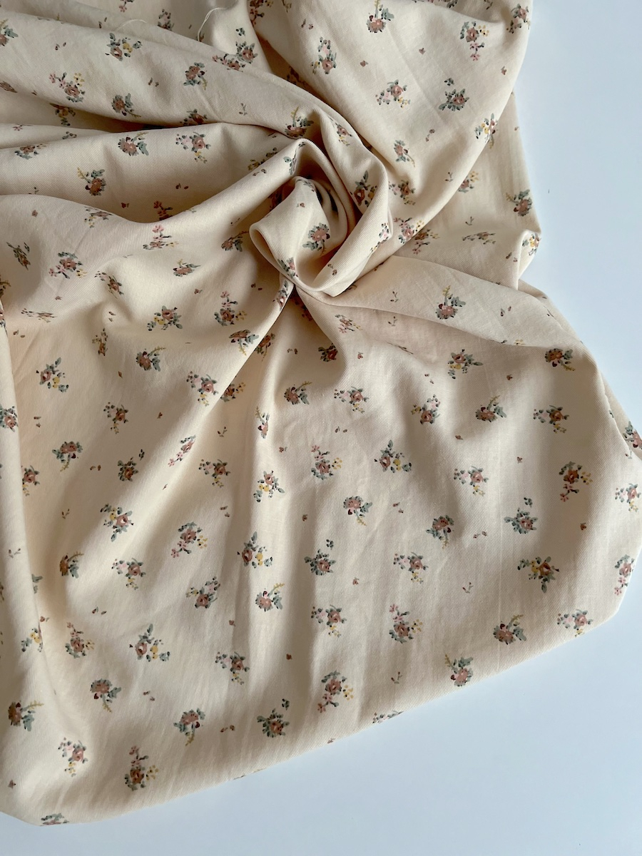 Rosie - Tissu sergé de coton imprimé vintage fleuri fond crème Batikou - 7