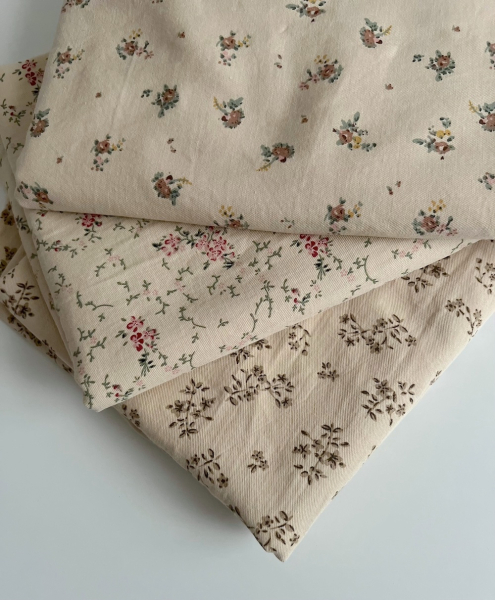 Rosie - Tissu sergé de coton imprimé vintage fleuri fond crème Batikou - 1 2