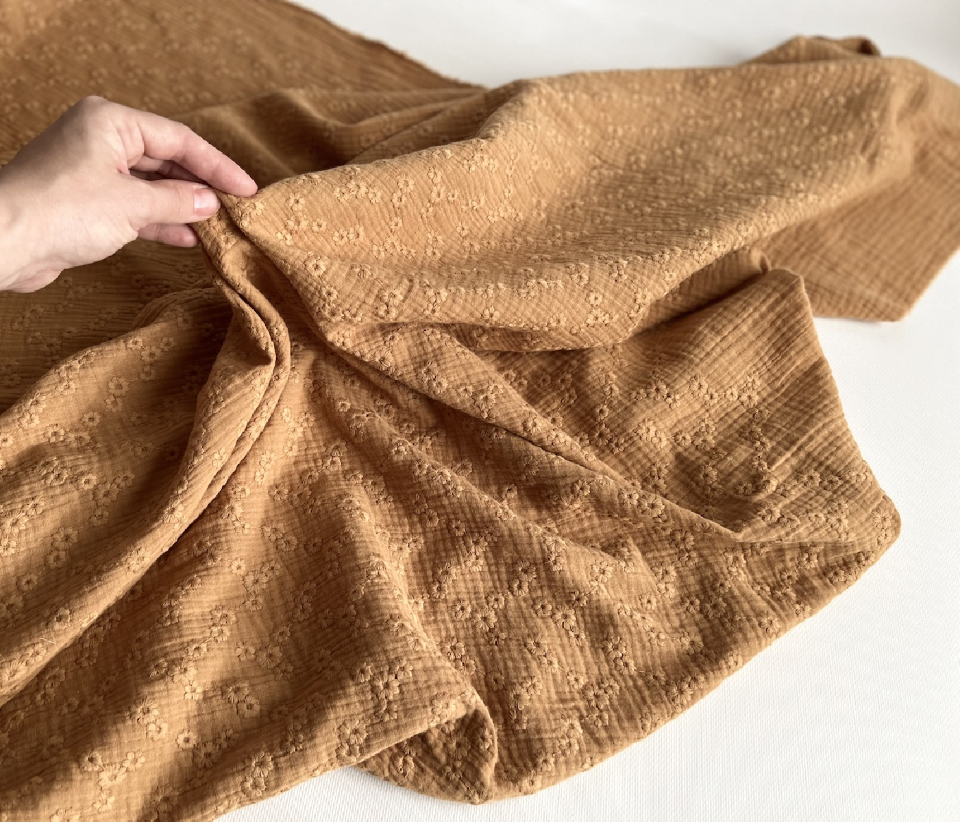 Double gaze de coton Esmée brodée coloris camel Qualité Oeko-tex - 2