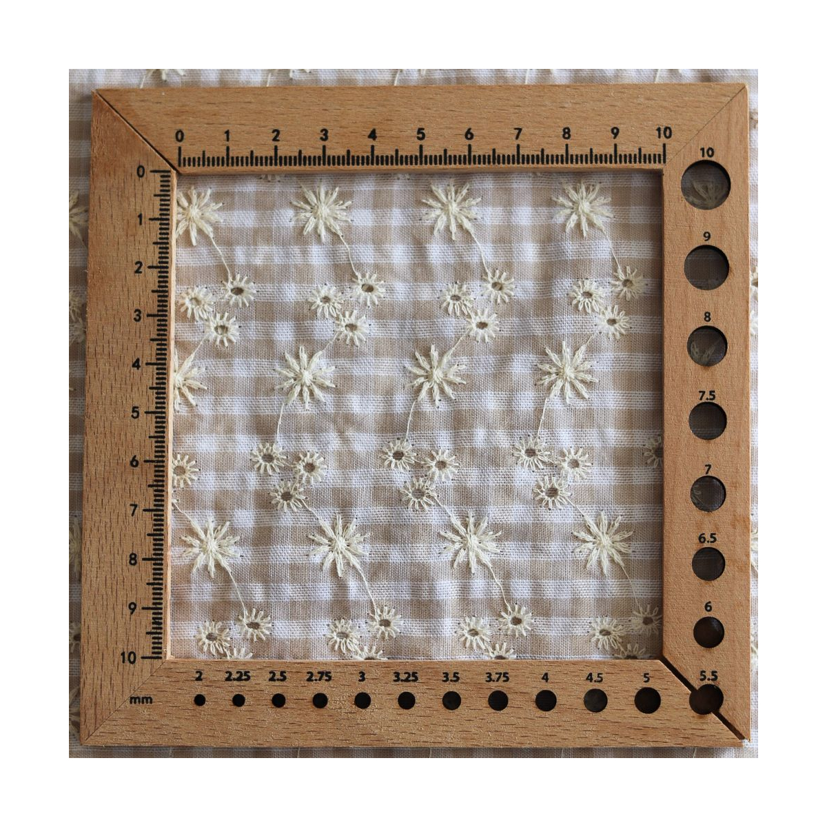 Seersucker / Coton gaufré vichy blanc et sable broderie