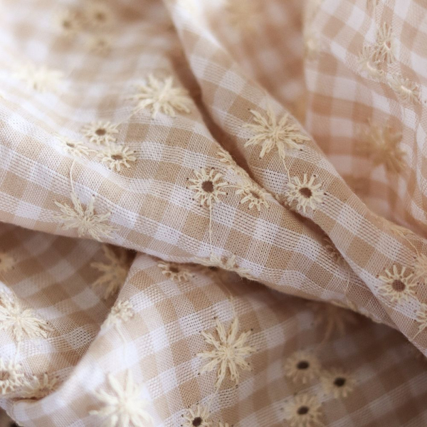 Seersucker / Coton gaufré vichy blanc et sable broderie 2