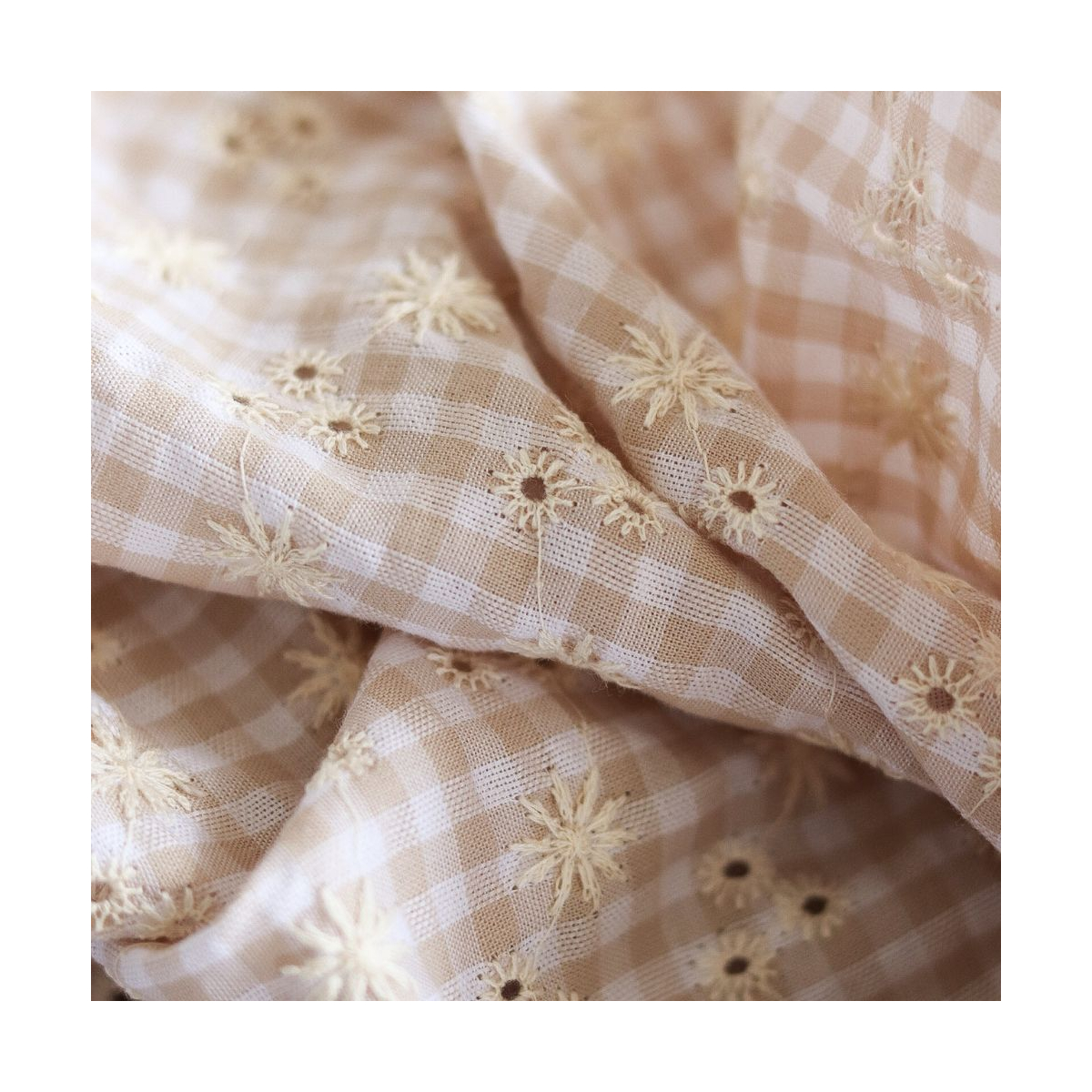 Seersucker / Coton gaufré vichy blanc et sable broderie