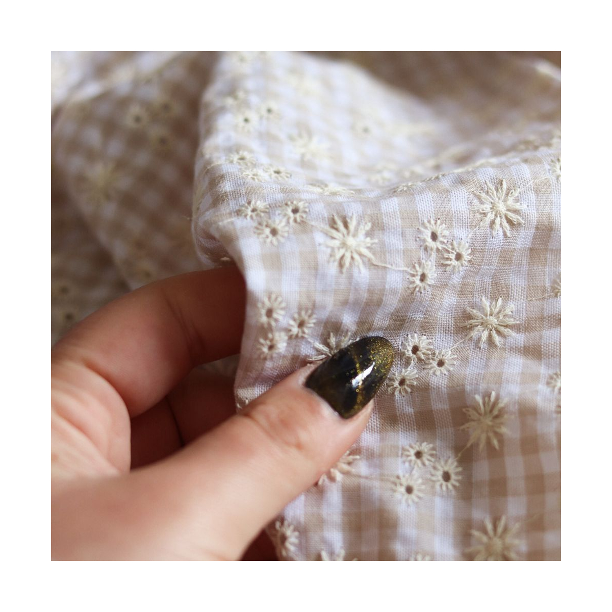 Seersucker / Coton gaufré vichy blanc et sable broderie