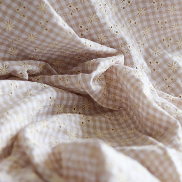 Seersucker / Coton gaufré vichy blanc et sable broderie