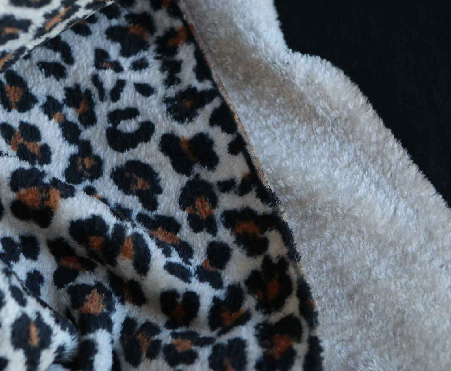 Graou - Polaire double face motif leopard sur fond beige