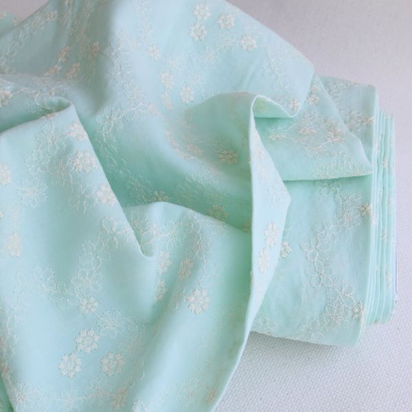 Amandine - Voile de coton broderies écru fond vert d'eau