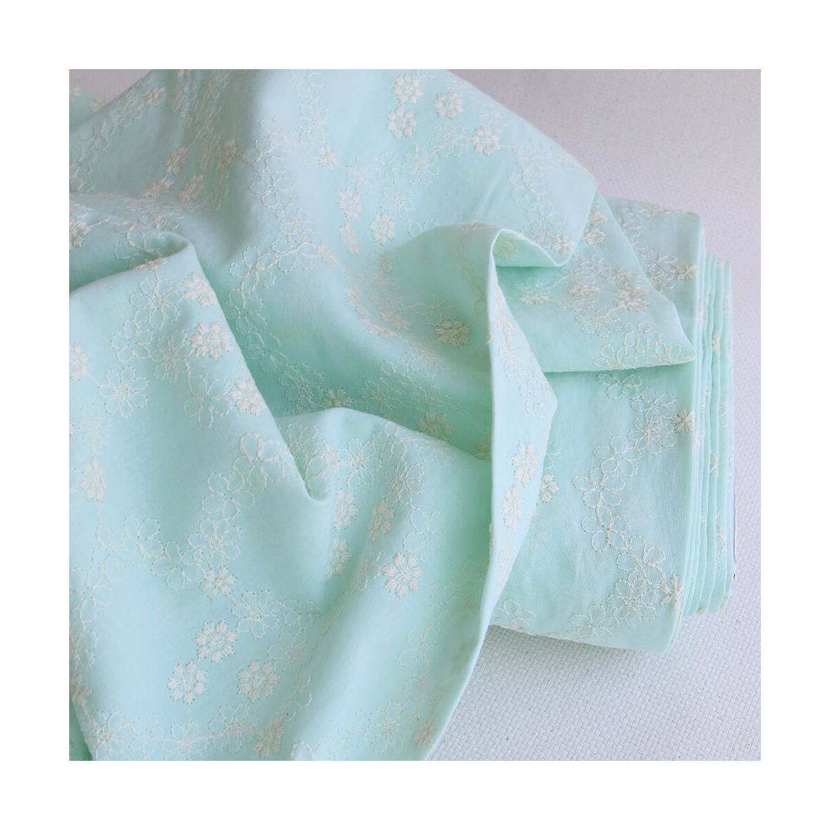 Amandine - Voile de coton broderies écru fond vert d'eau