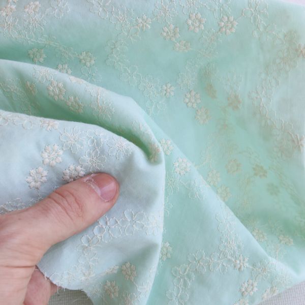 Amandine - Voile de coton broderies écru fond vert d'eau 2