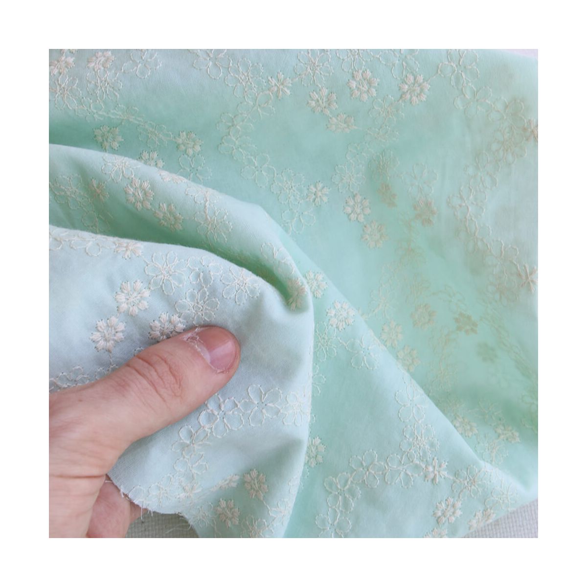 Amandine - Voile de coton broderies écru fond vert d'eau