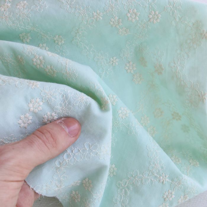 Amandine - Voile de coton broderies écru fond vert d'eau
