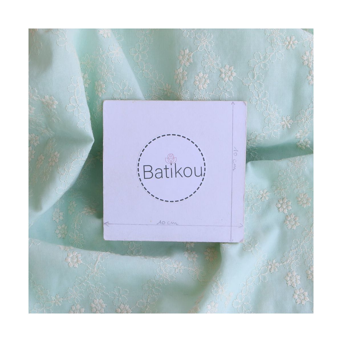 Amandine - Voile de coton broderies écru fond vert d'eau