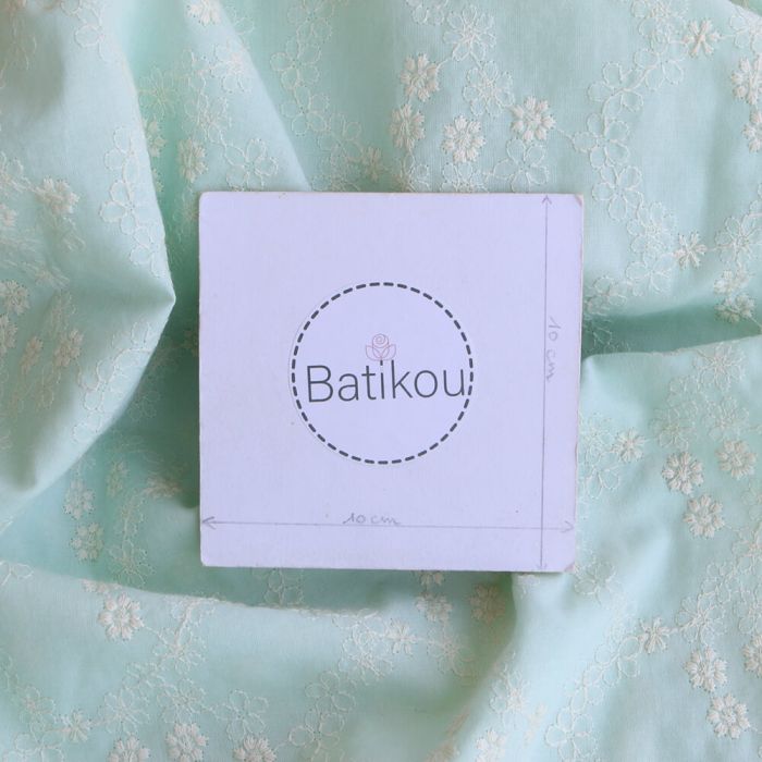 Amandine - Voile de coton broderies écru fond vert d'eau