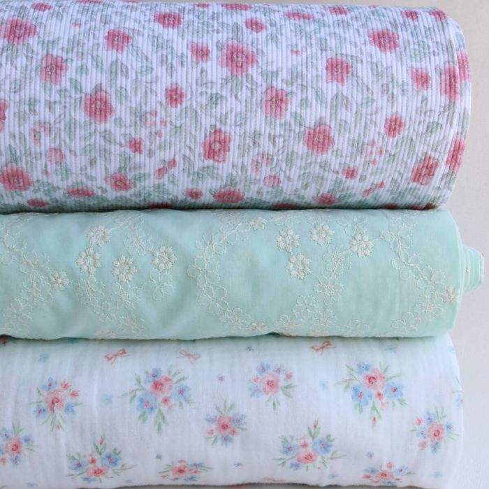 Jersey coton côtes fines à motif fleuri rose et vert d'eau