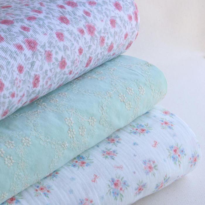 Jersey coton côtes fines à motif fleuri rose et vert d'eau