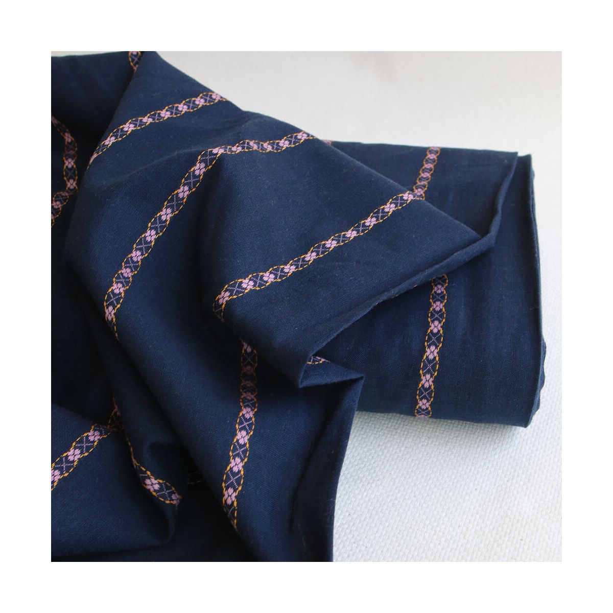 Claire - Voile coton bleu marine jacquard avec petites fleurs roses