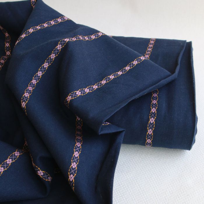 Claire - Voile coton bleu marine jacquard avec petites fleurs roses