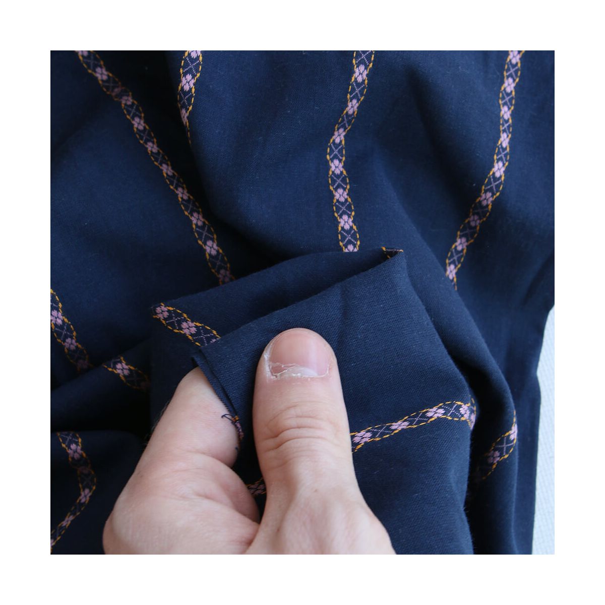 Claire - Voile coton bleu marine jacquard avec petites fleurs roses