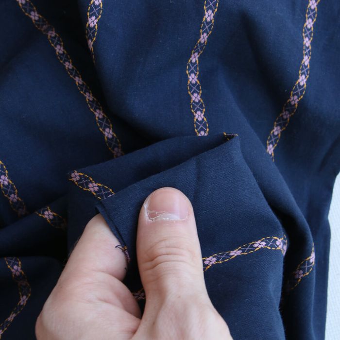 Claire - Voile coton bleu marine jacquard avec petites fleurs roses